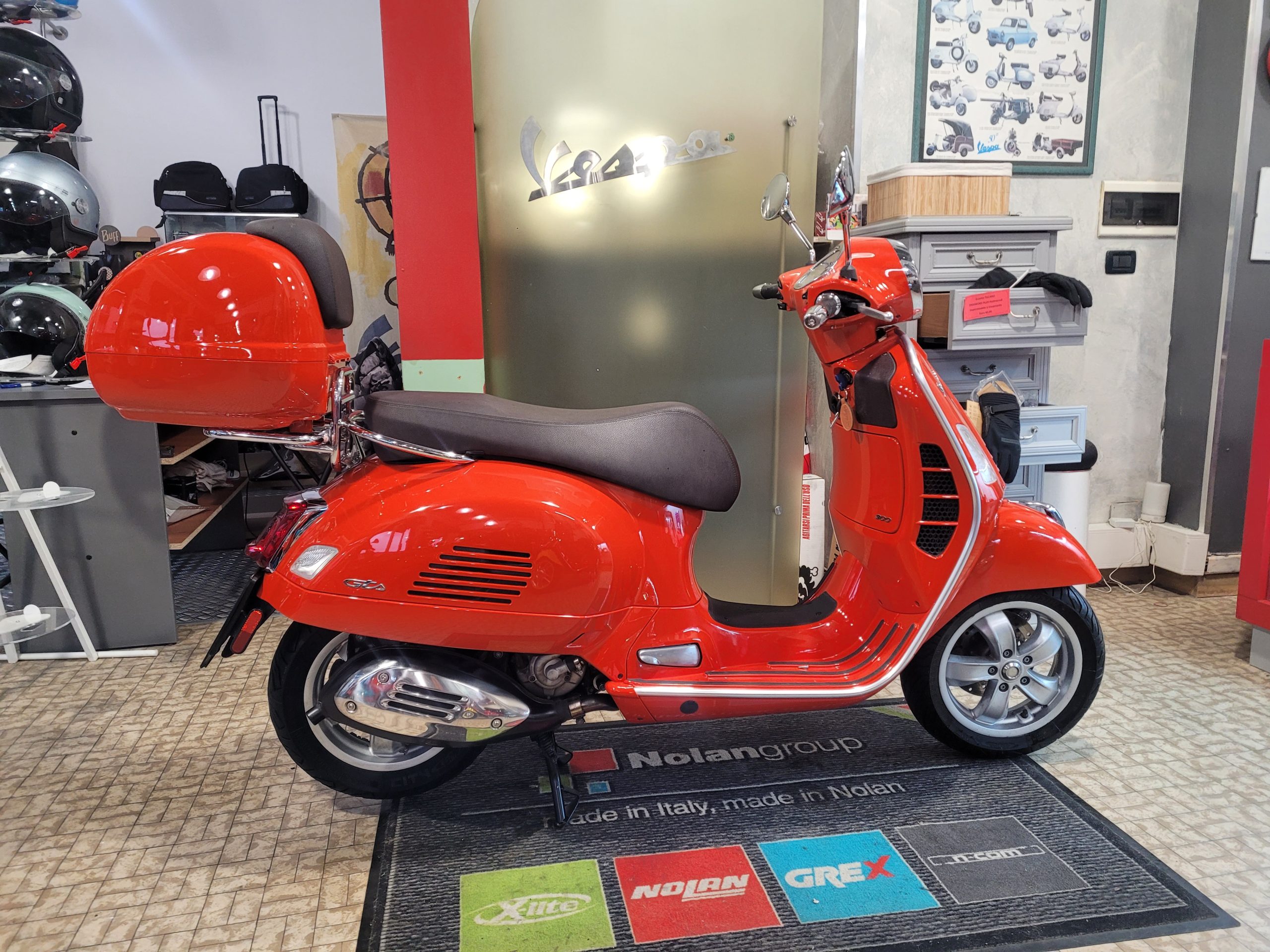 Vespa Gts 300 Hpe Abs/Asr Euro 5-image